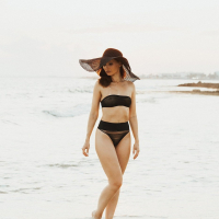 Amazing hottie Jeny Smith showing off her body on the beach
