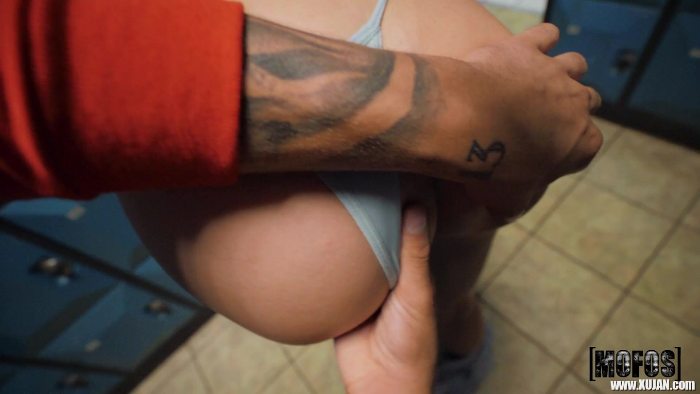 Horny latina Gaby Ortega gets down and dirty by the bowling alley - Photo #750408