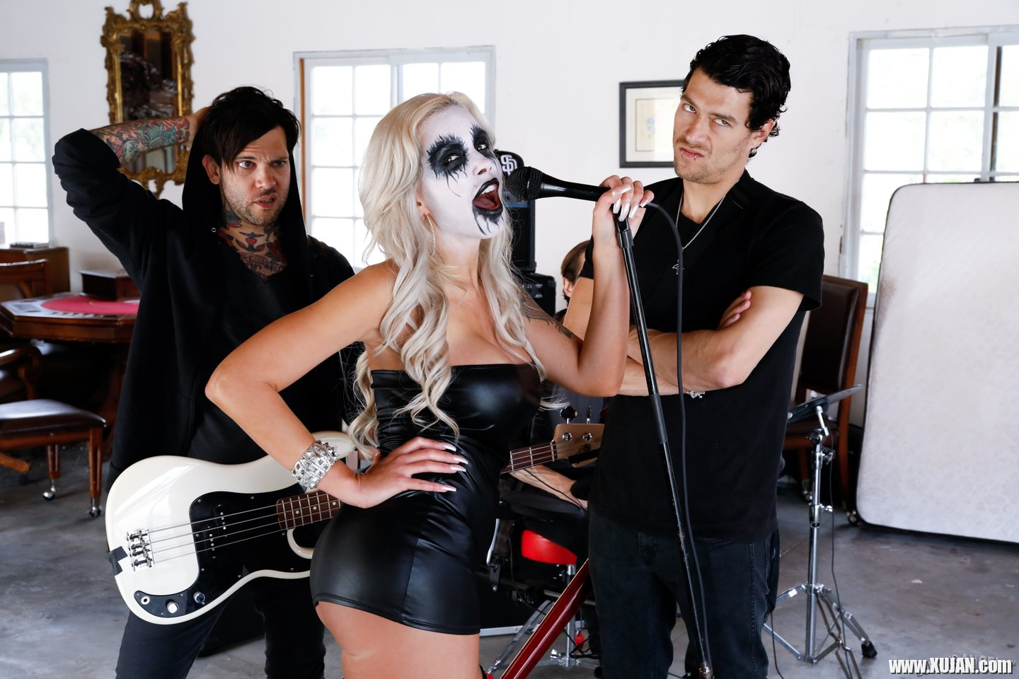 Filthy heavy metal fan Nina Elle serving few big throbbing dongs - Photo #752548