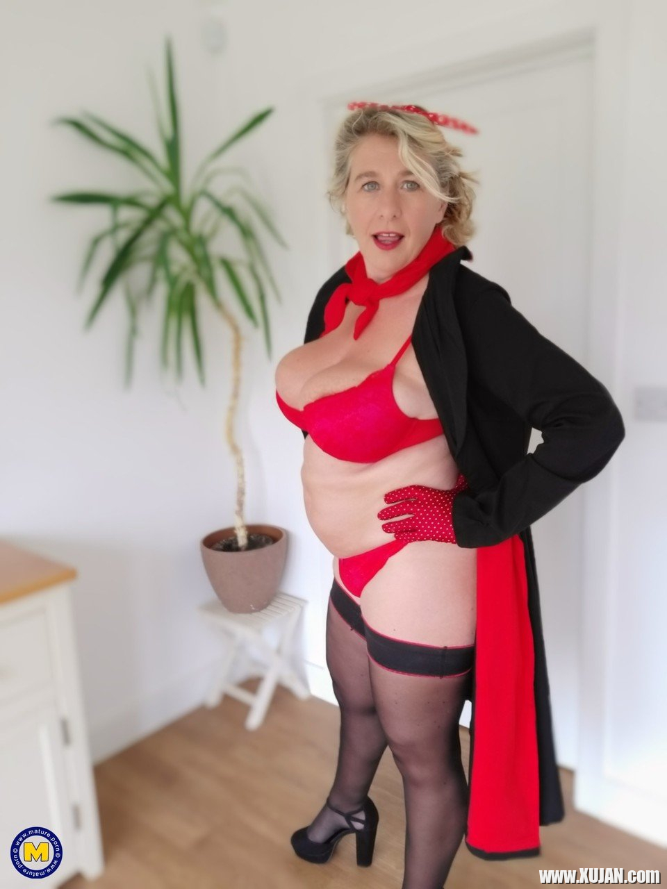 Busty Camilla Creampie showing off her red undies - Photo #755151