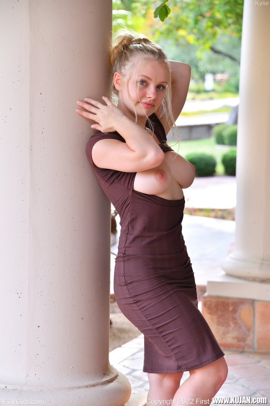 Kinky young blond Kylie Shay wakes early strips masturbates outside - Photo #758077