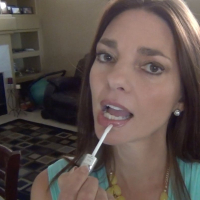 Busty brunette cougar Mindi Mink rubbing her own snatch