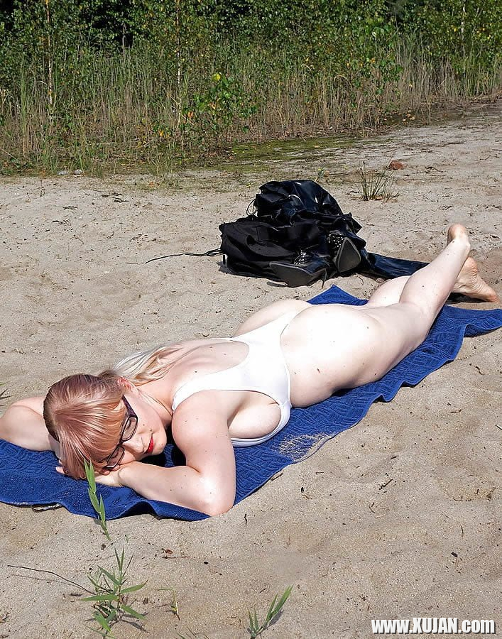 Casey Deluxe does a strip tease and then heads over to the sauna and beach - Photo #764668