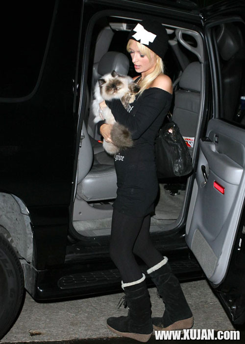Paris Hilton have sex with her sister Niki Hilton in car - Photo #765977
