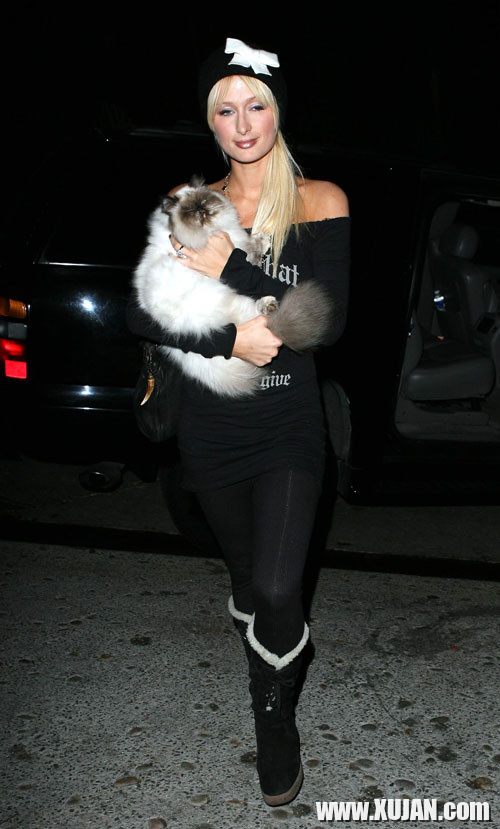 Paris Hilton have sex with her sister Niki Hilton in car - Photo #765979