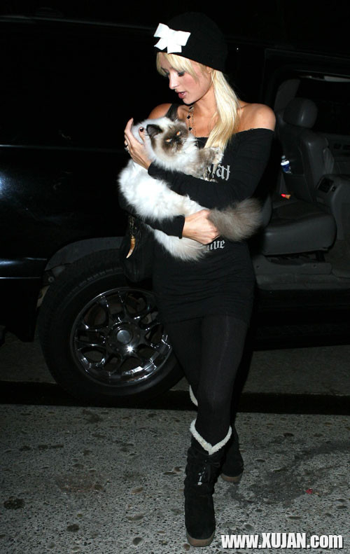 Paris Hilton have sex with her sister Niki Hilton in car - Photo #765980