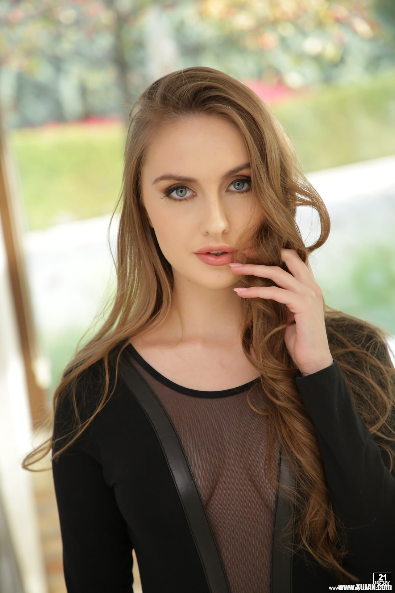 Sexy Lena Reif in nylons that show her bare feet - Photo #766458