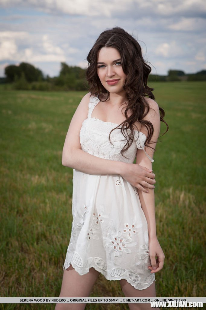 Babe Serena Wood takes everything off in a Field - Photo #783369
