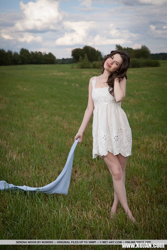 Babe Serena Wood takes everything off in a Field - Photo #783370
