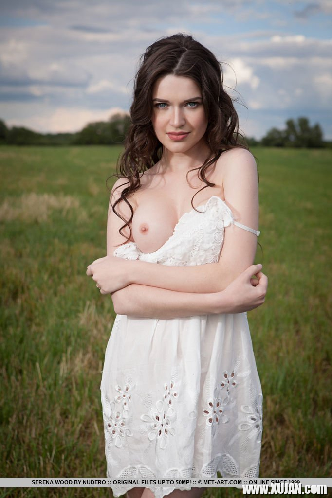 Babe Serena Wood takes everything off in a Field - Photo #783373
