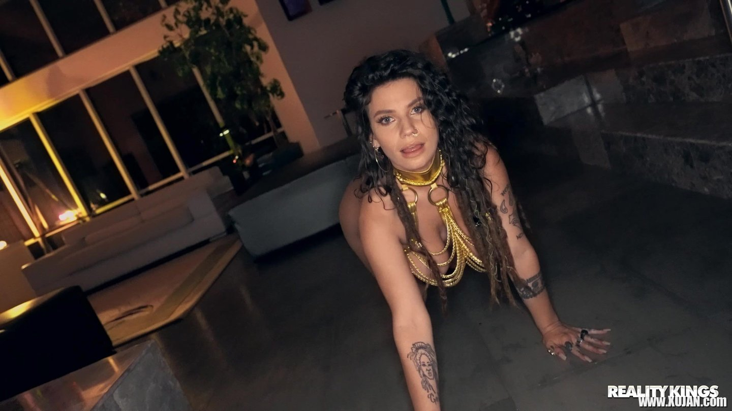 Curvy girl Indica Flower gets down and dirty - Photo #784152