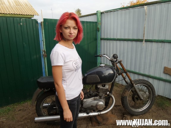 Redhead babe really likes my new bike - Photo #784329