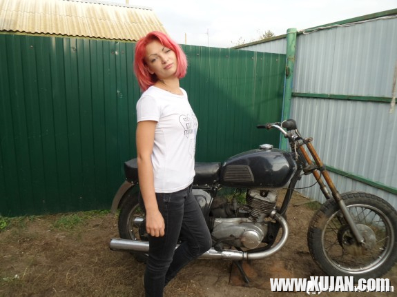 Redhead babe really likes my new bike - Photo #784330