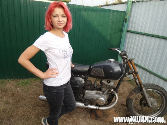 Redhead babe really likes my new bike - Photo #784331