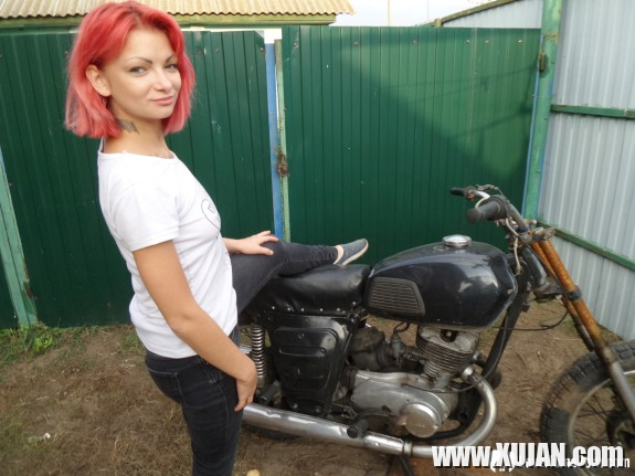 Redhead babe really likes my new bike - Photo #784332