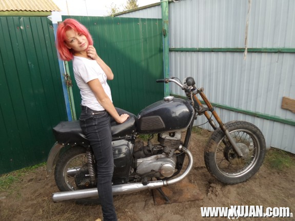 Redhead babe really likes my new bike - Photo #784337