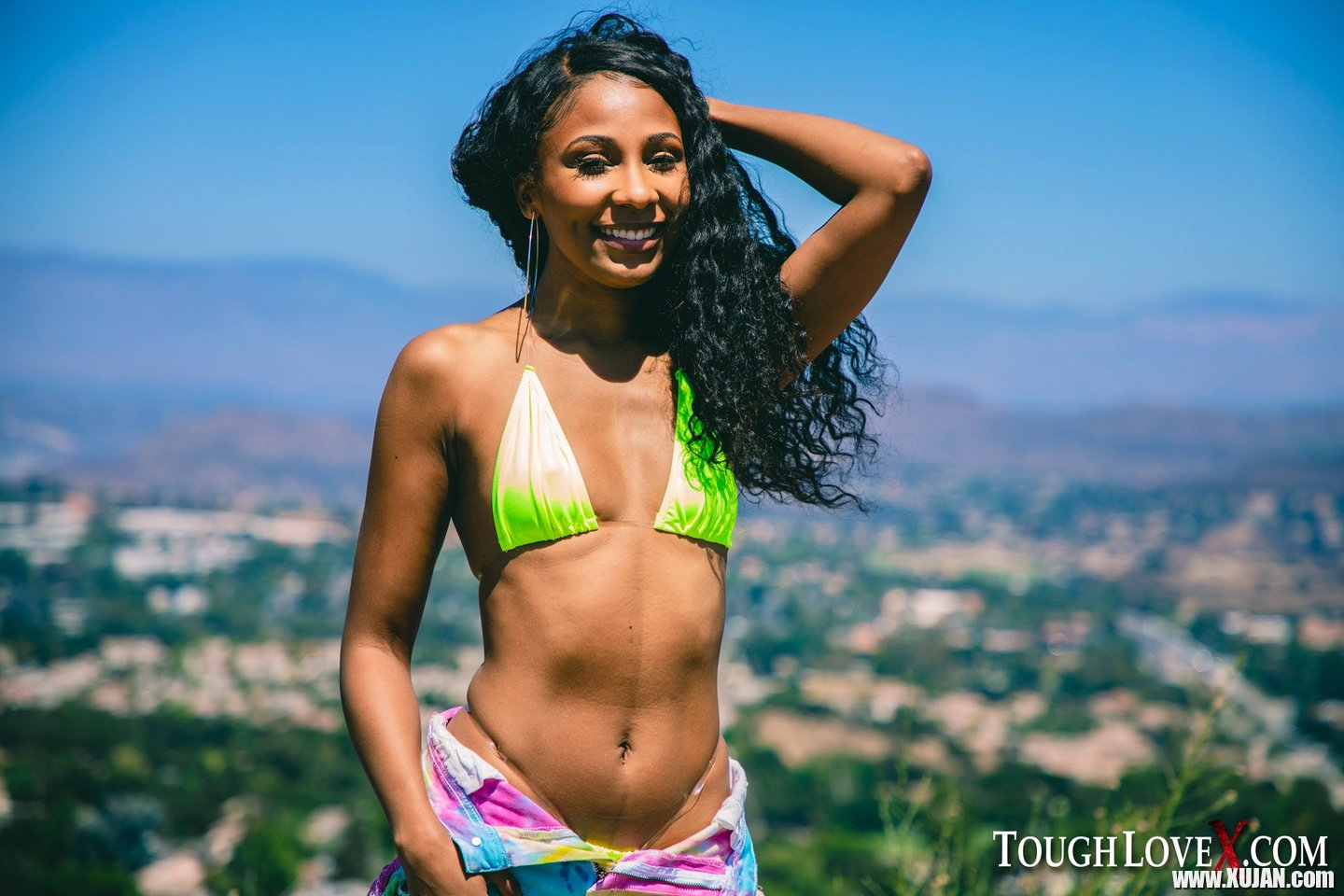 Lusty ebony Olivia Jayy flashes her nice curves - Photo #789368