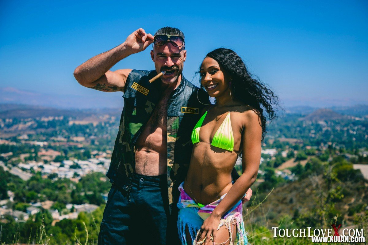 Ebony Olivia Jayy reveals her slim body outdoors - Photo #789474