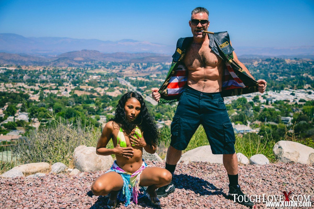 Ebony Olivia Jayy reveals her slim body outdoors - Photo #789480
