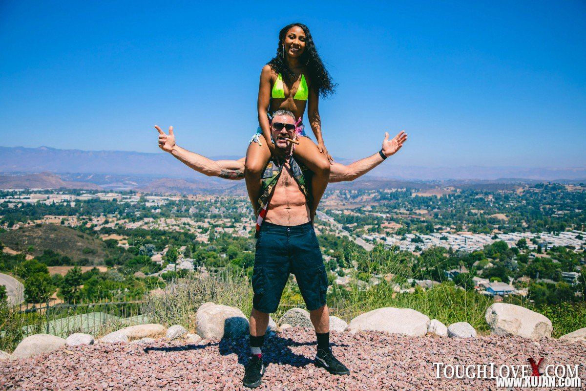 Ebony Olivia Jayy reveals her slim body outdoors - Photo #789483