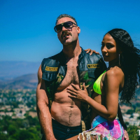 Ebony Olivia Jayy reveals her slim body outdoors