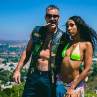 Ebony Olivia Jayy reveals her slim body outdoors