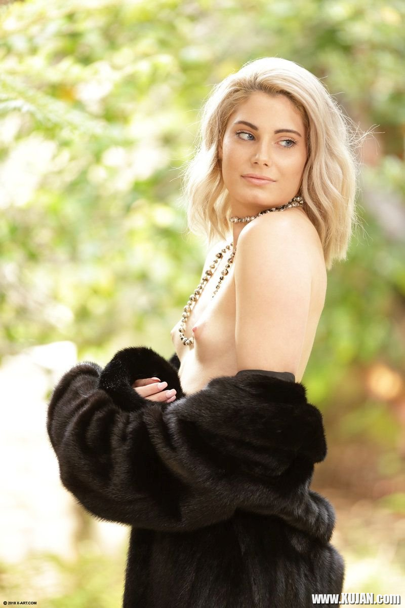 Nella Jones gets comfortably nude in the backyard - Photo #796579