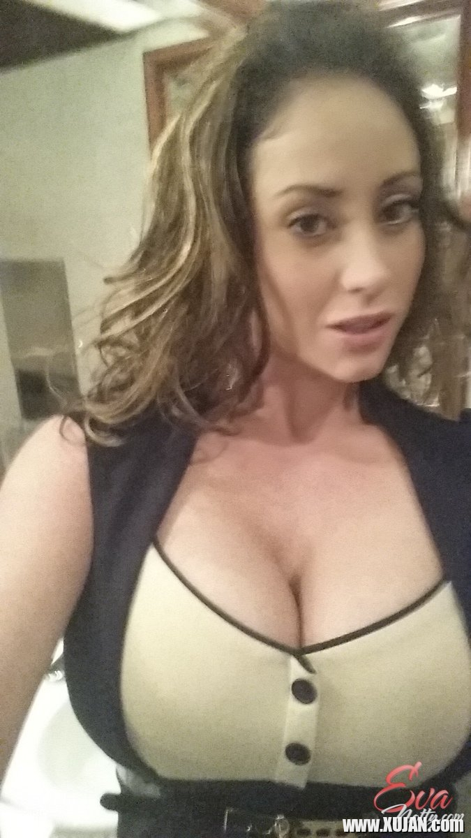 Curvy MILF Eva Notty takes a hot mirror selfie - Photo #798427