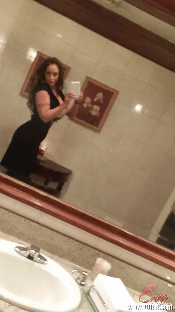 Curvy MILF Eva Notty takes a hot mirror selfie - Photo #798428