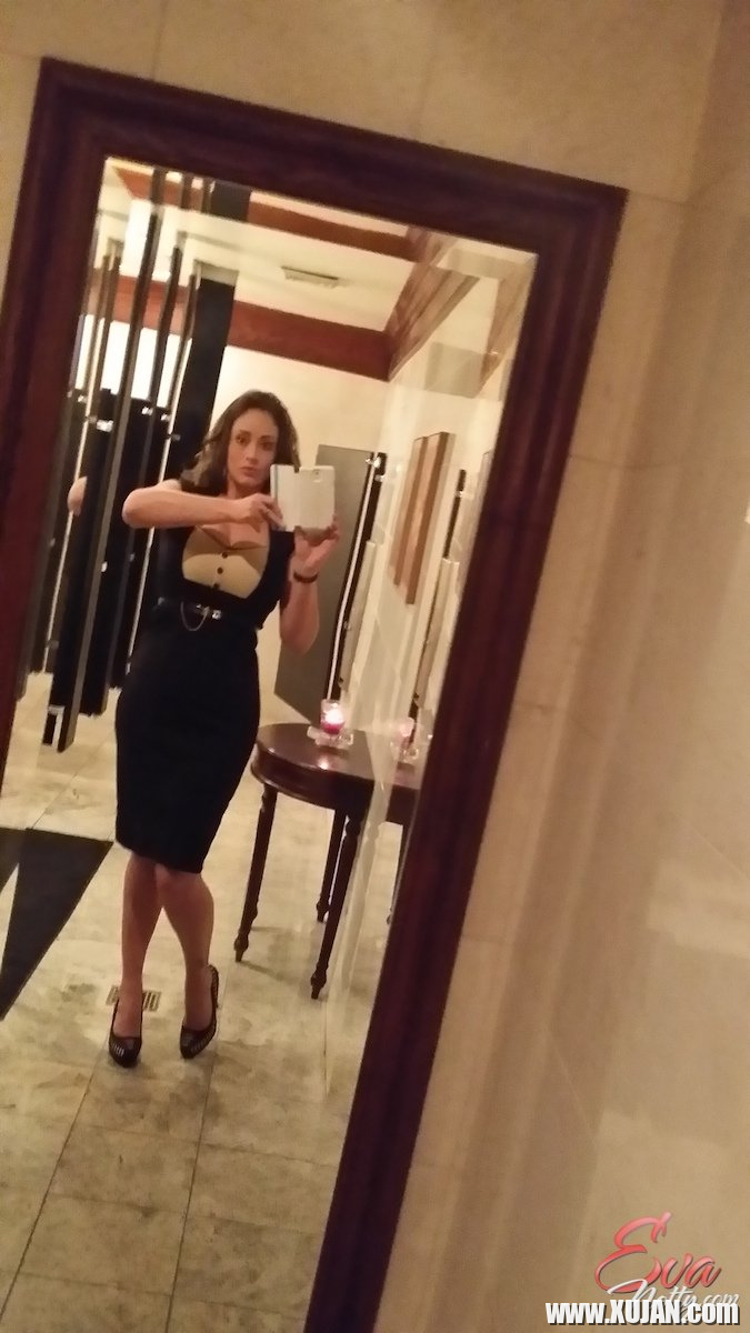 Curvy MILF Eva Notty takes a hot mirror selfie - Photo #798429