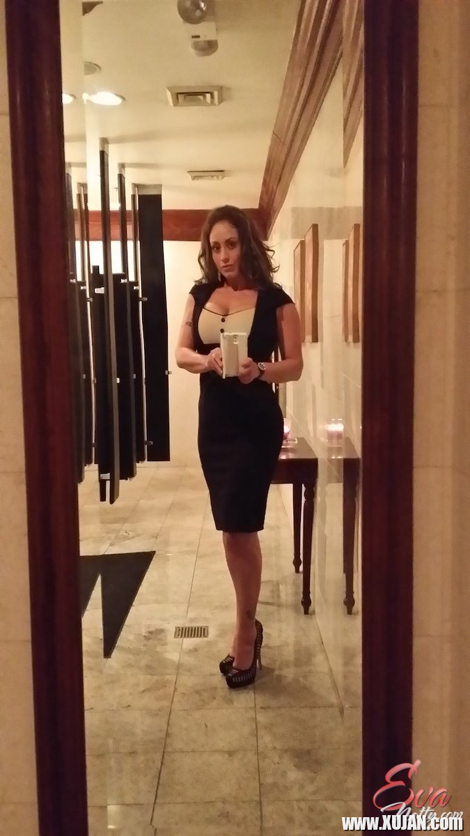 Curvy MILF Eva Notty takes a hot mirror selfie - Photo #798430