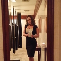 Curvy MILF Eva Notty takes a hot mirror selfie