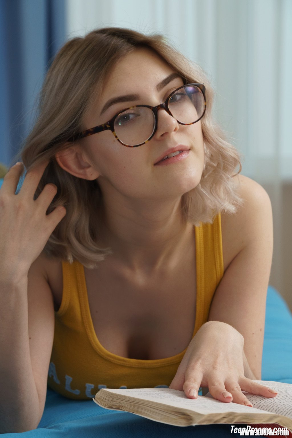Shy young Eva Elfie seductively spreads sexy legs - Photo #798515