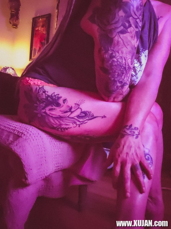 Tattooed Hippie Chick Ready For Playtime - Photo #803943