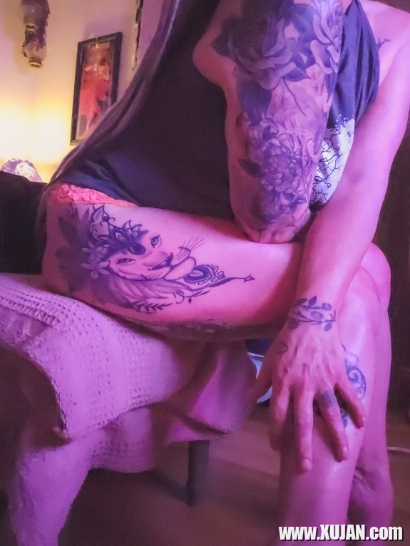 Tattooed Hippie Chick Ready For Playtime - Photo #803944