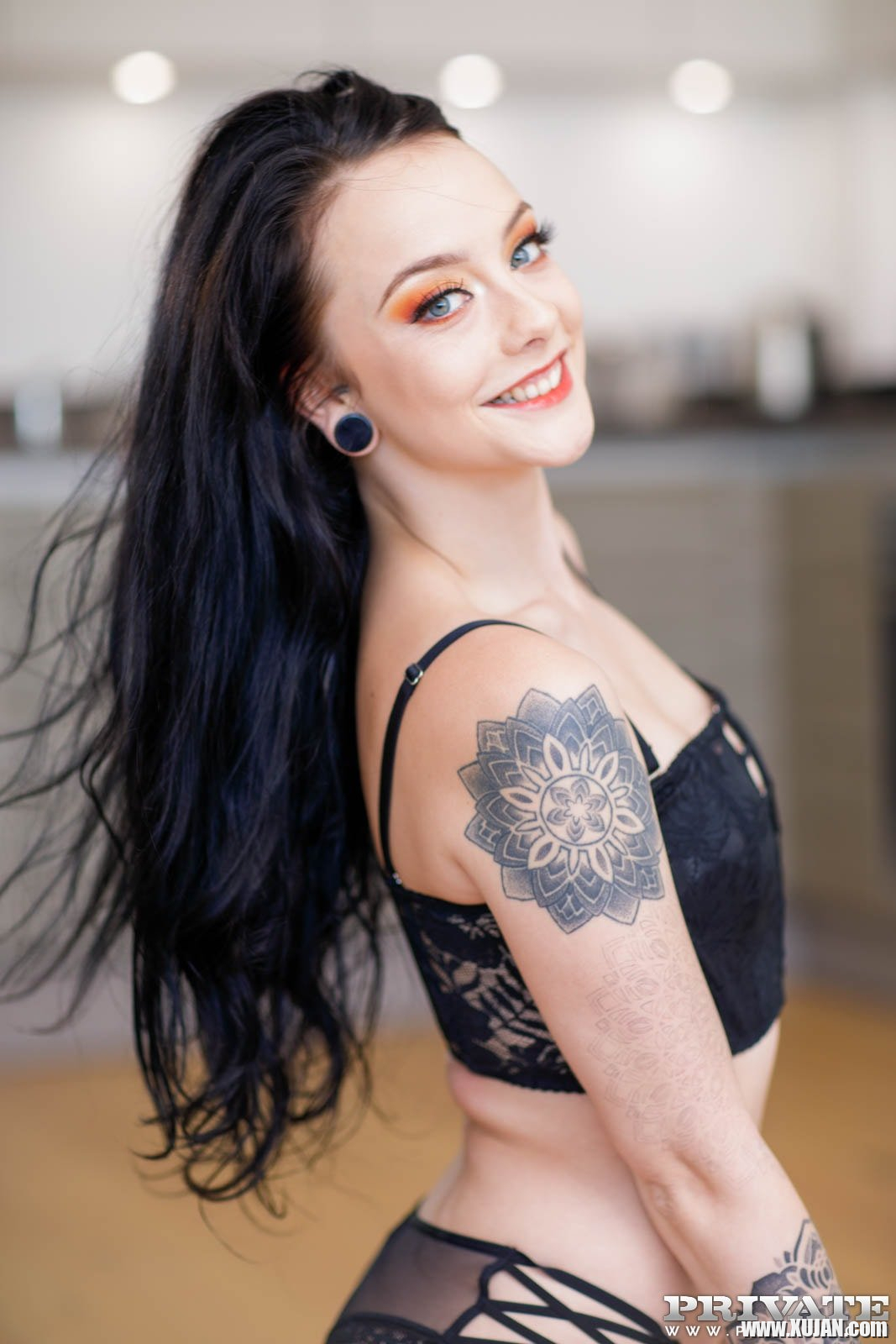 Goth slut Alessa Savage has her cunt creamed - Photo #813970