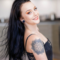 Goth slut Alessa Savage has her cunt creamed