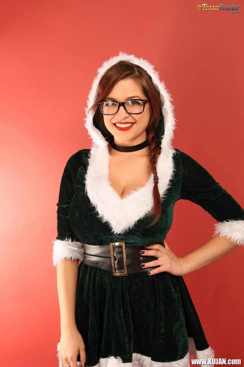 Geeky Tessa Fowler flaunting her massive Jugs - Photo #818658