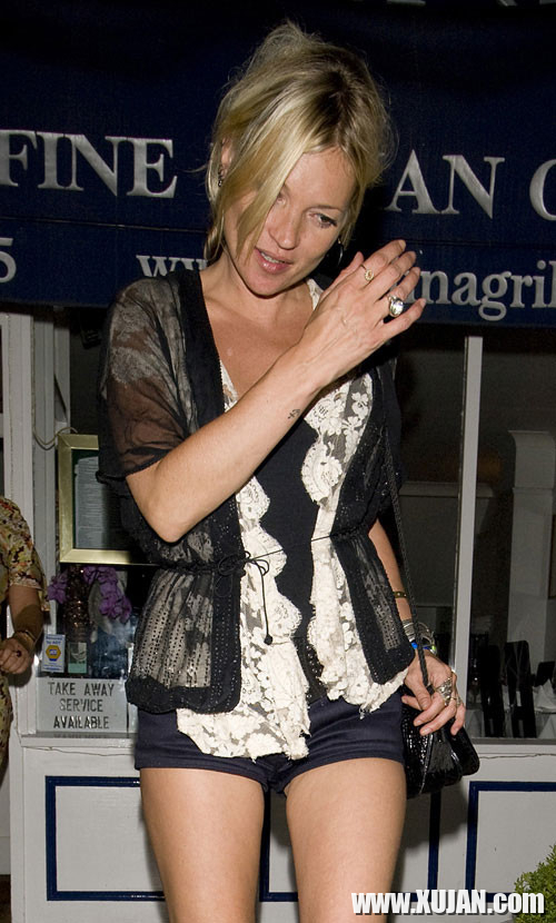 Kate Moss showing great topless on a boat - Photo #824660