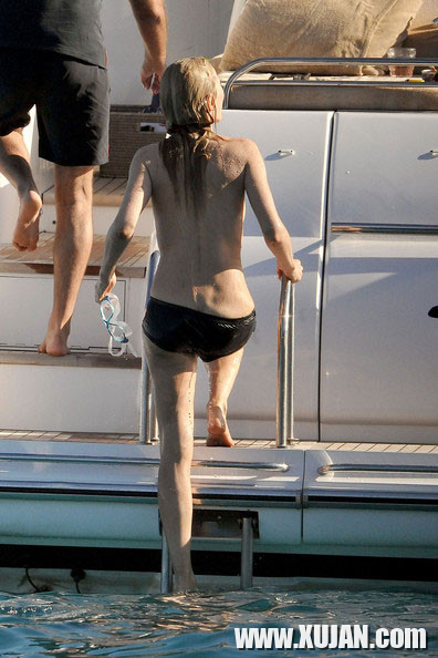 Kate Moss showing great topless on a boat - Photo #824669
