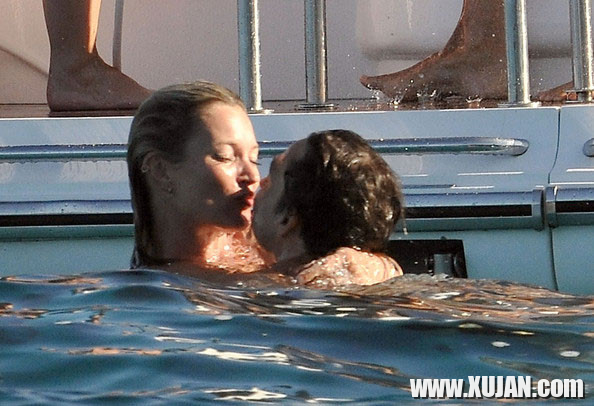 Kate Moss showing great topless on a boat - Photo #824670