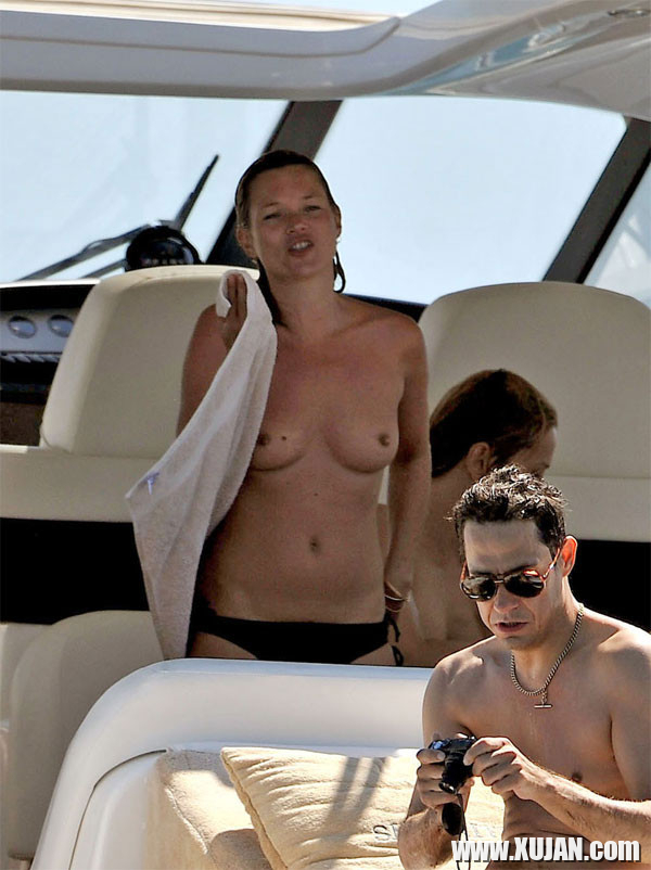 Kate Moss showing great topless on a boat - Photo #824672
