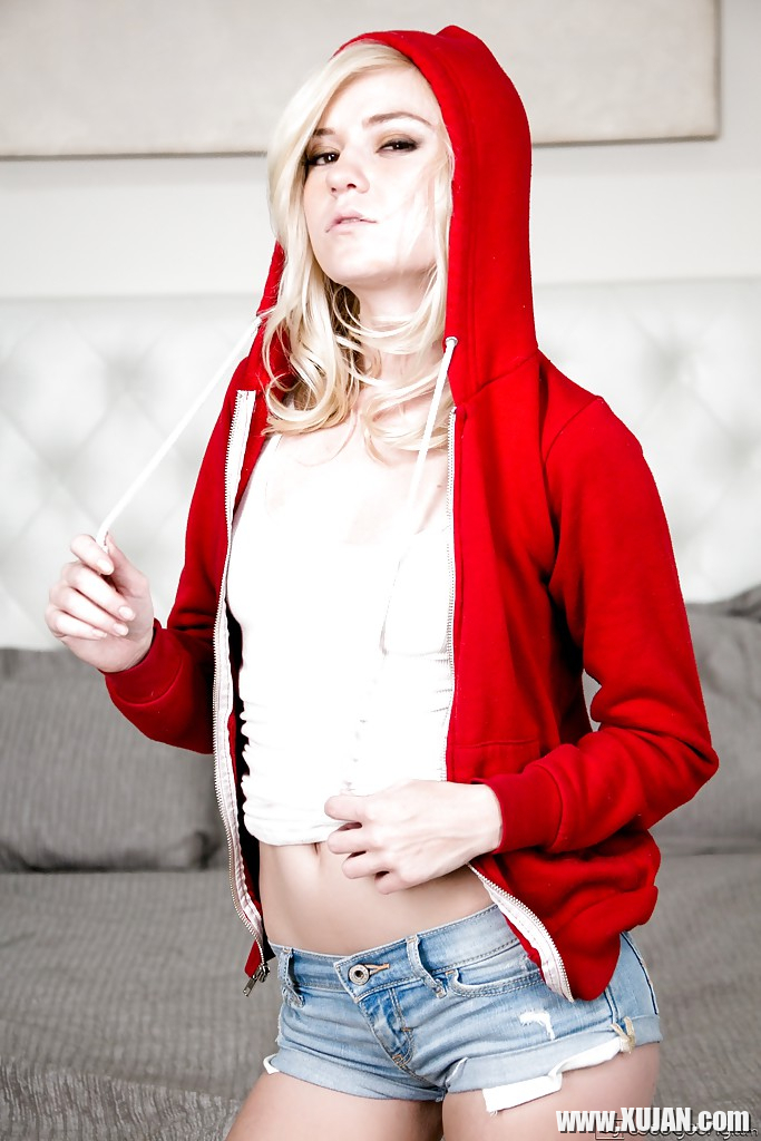 Spicy teen blonde Chloe Foster is demonstrating her stunning shape - Photo #828374