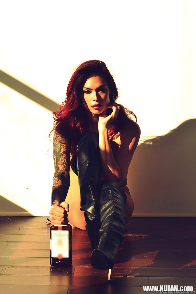 Tattooed MILF Tera Patrick displays perfect big tits while posing in boots - Photo #829313