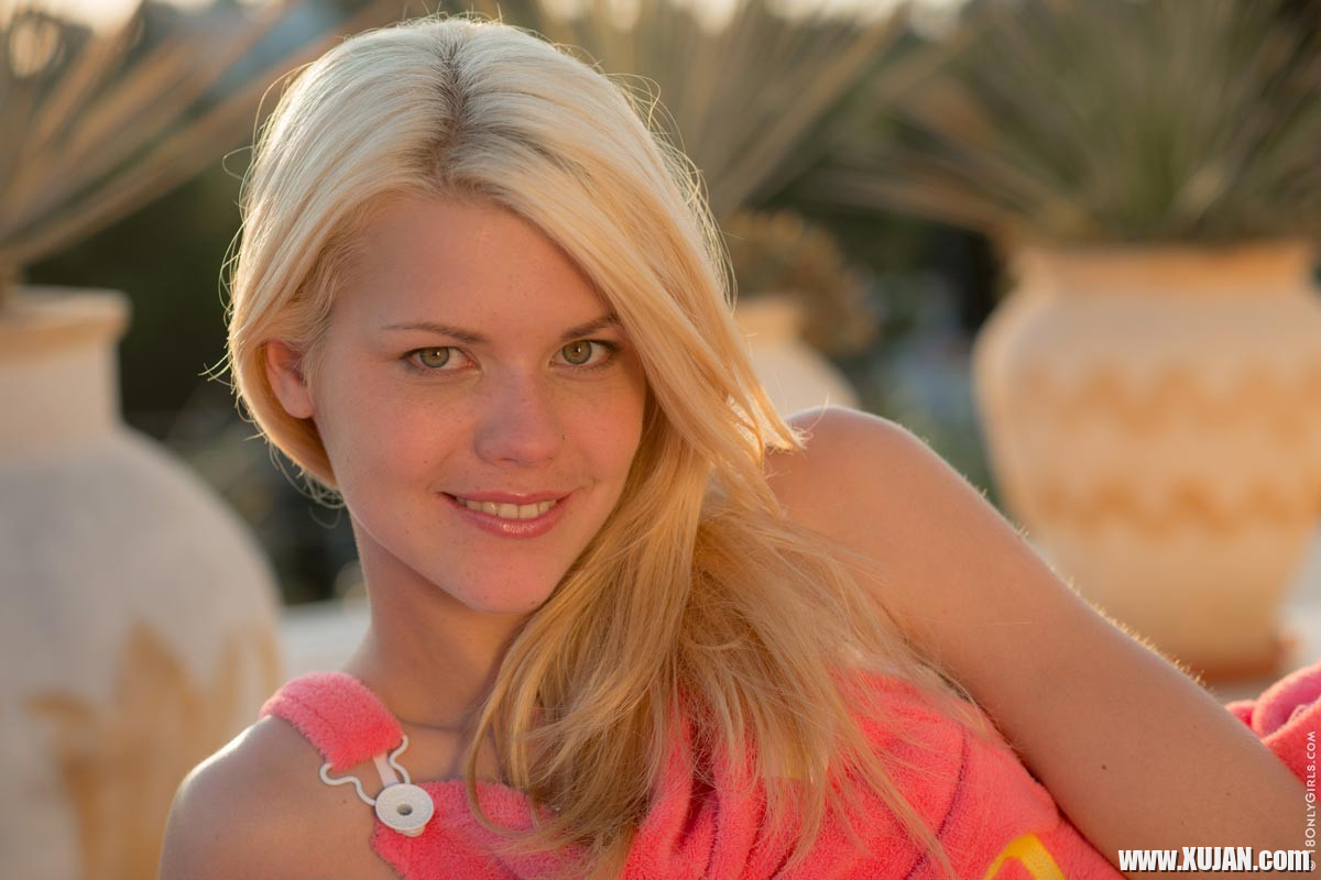 CUte blonde posing in white lingerie in the sunset - Photo #839989