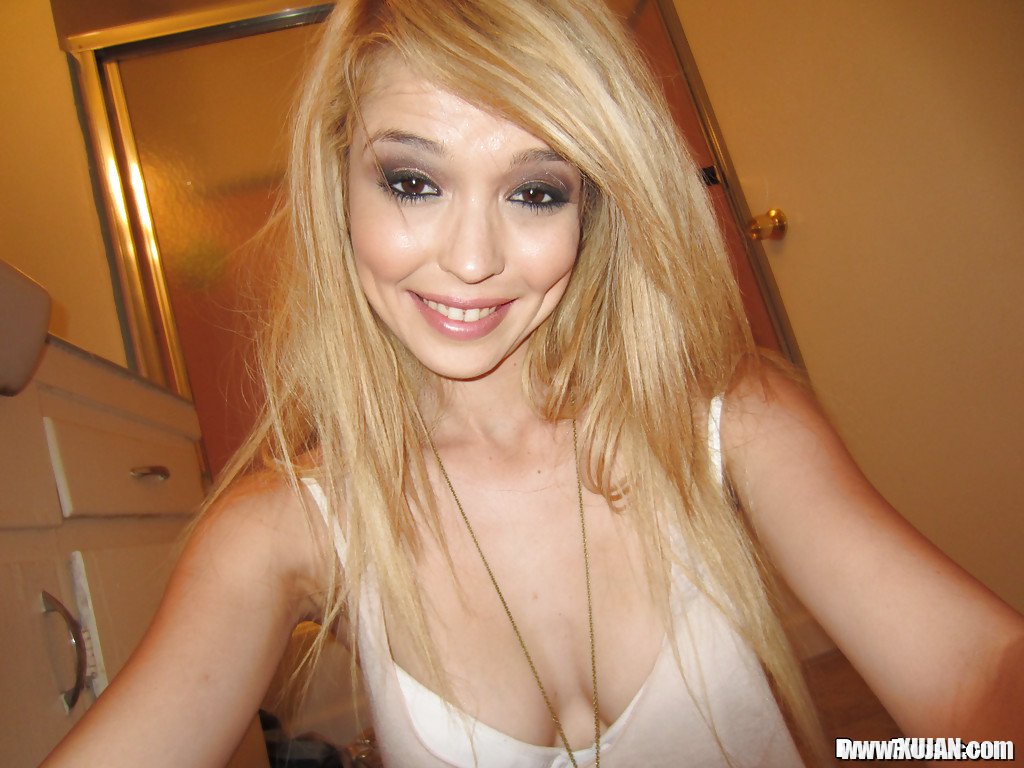 Stunning blonde babe Tiffany Fox stripping and exposing her sweet pussy - Photo #848380