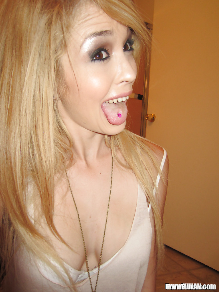 Lovely girlfriend Tiffany Fox prefers fingering her hard nipples - Photo #848758