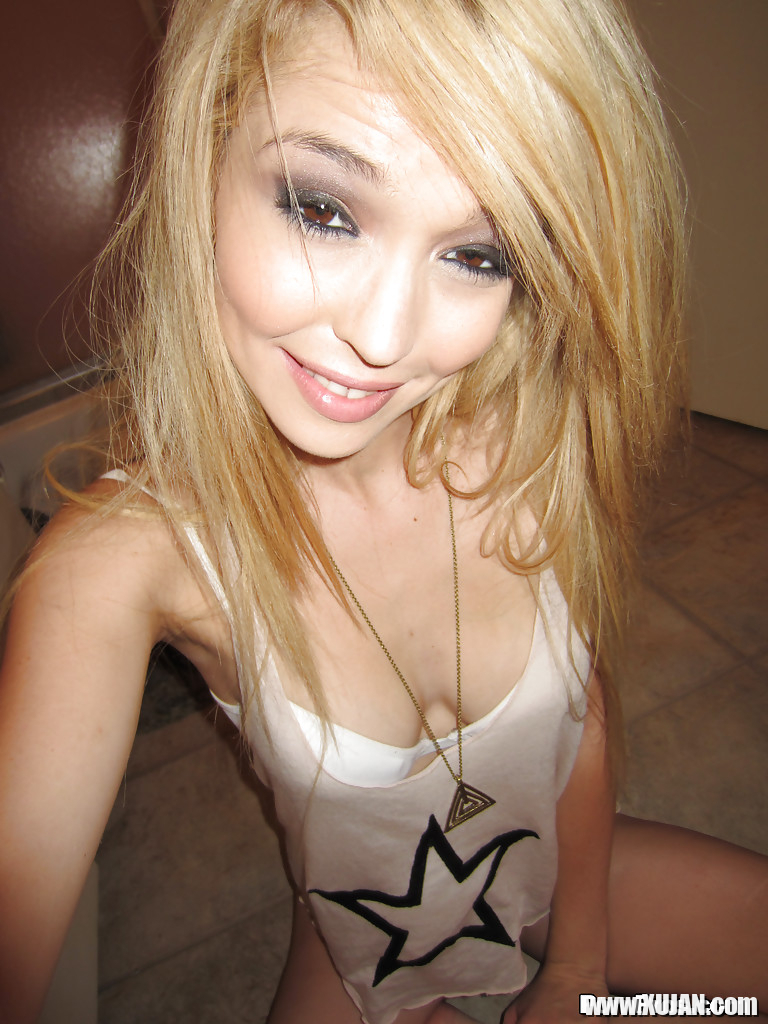 Lovely girlfriend Tiffany Fox prefers fingering her hard nipples - Photo #848759
