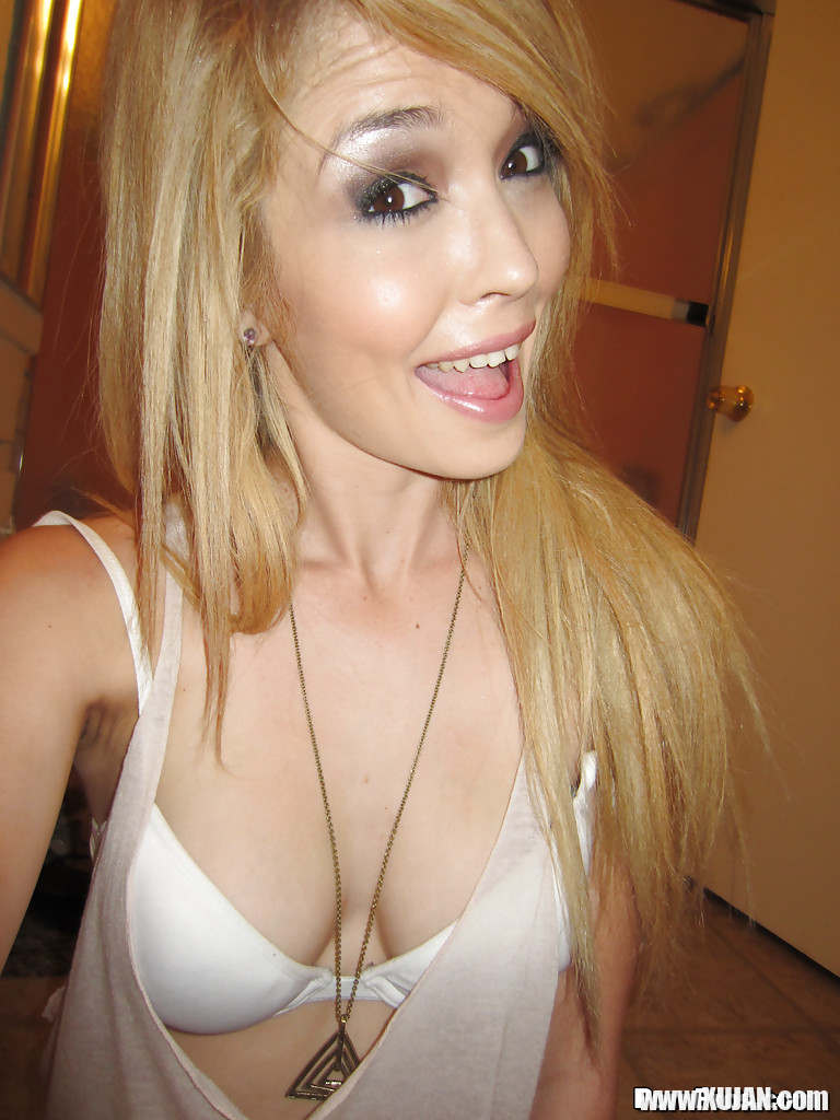 Lovely girlfriend Tiffany Fox prefers fingering her hard nipples - Photo #848760