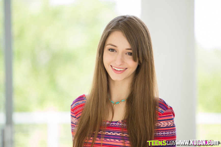 Big tits teen babe Willow Hayes demonstrates her natural big tits - Photo #854861